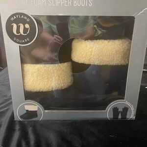 NEW Woman's Memory Foam Slipper Boots Size Medium (9-10) plus Magic Gloves